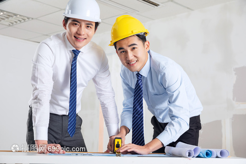 装修工人测量制作装修图纸