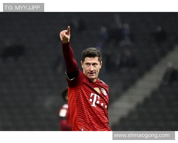 莱万在欧冠赛场火力全开10场12球领跑射手榜金靴指日可待